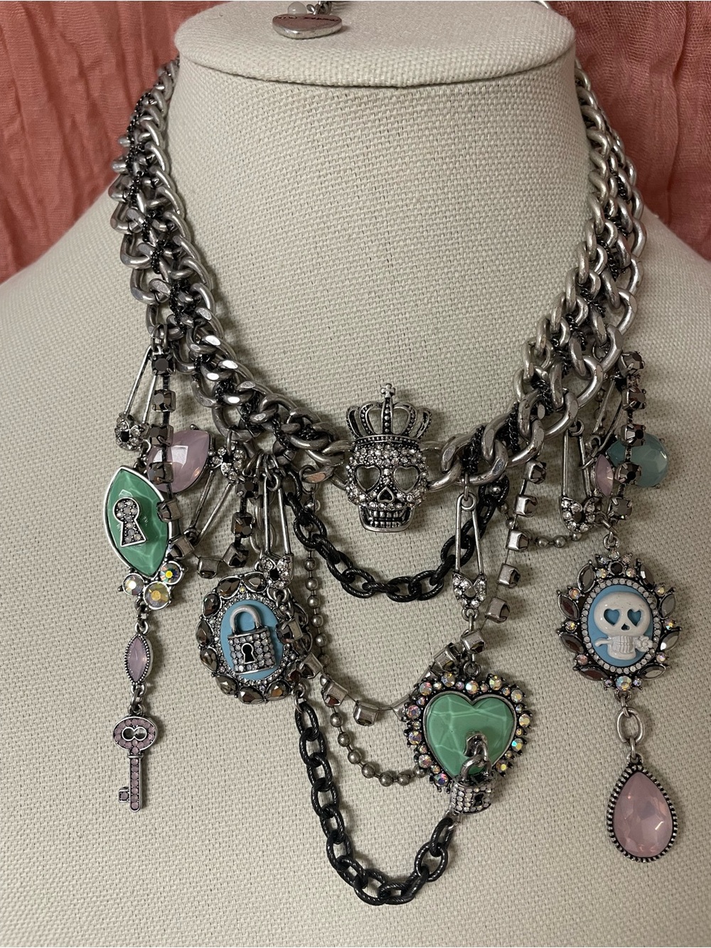 Super punk Betsey Johnson skull necklace